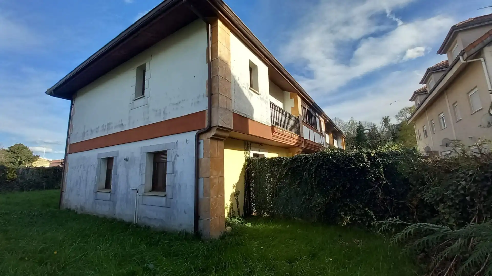 Vista exterior de Casa adosada en venda en Reocín amb Calefacció, Jardí privat i Terrassa