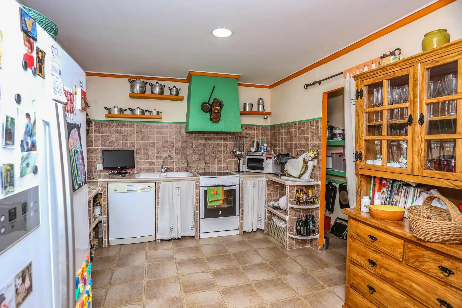 Cuina de Casa o xalet en venda en Elda amb Aire condicionat, Calefacció i Jardí privat