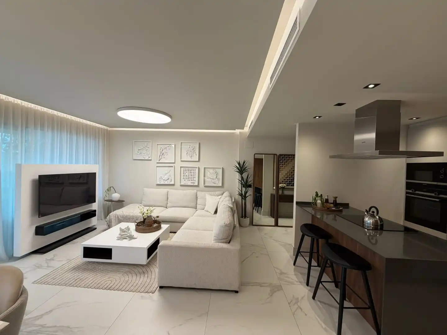 Sala d'estar de Apartament de lloguer en Marbella amb Aire condicionat, Terrassa i Piscina