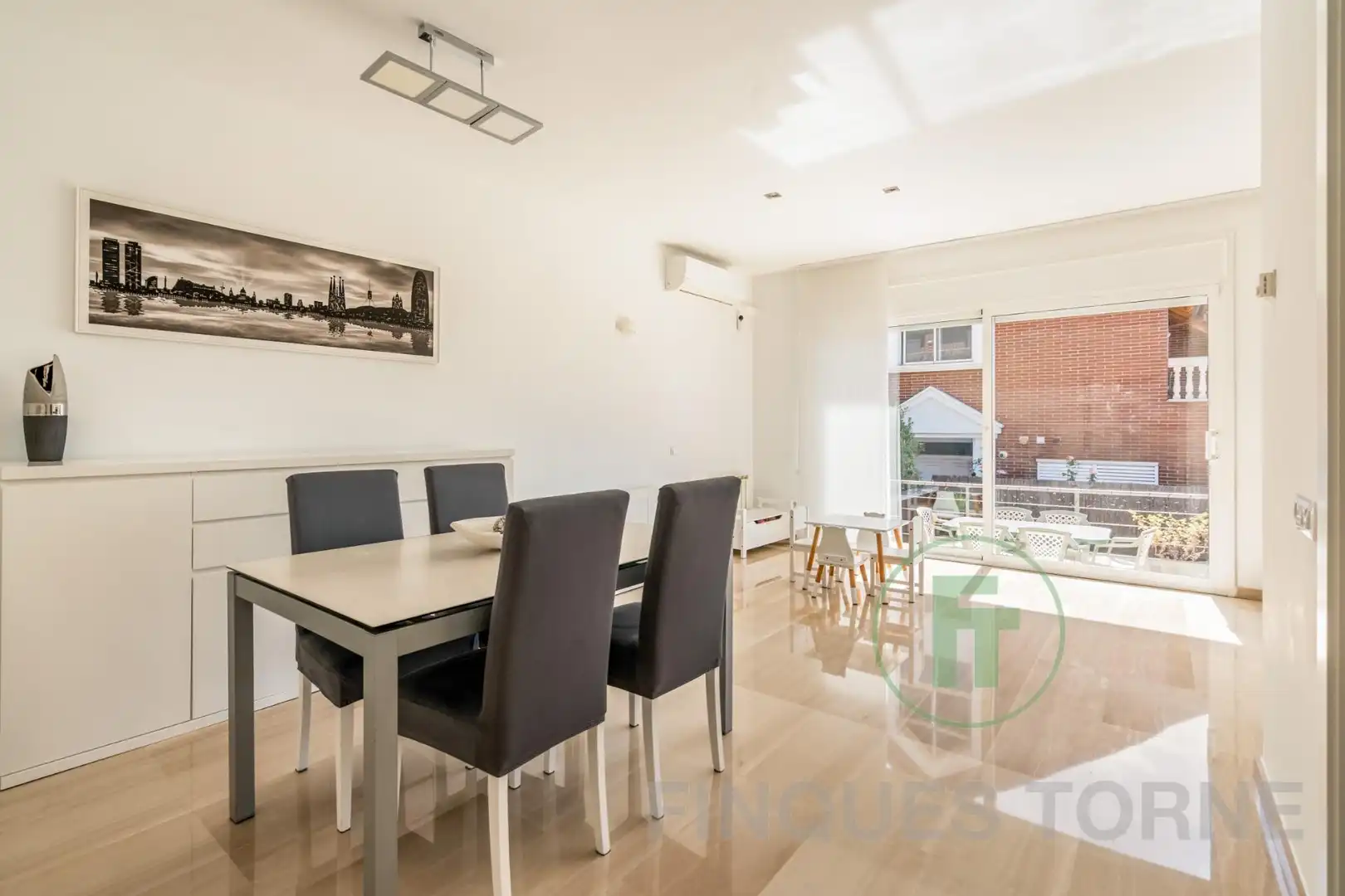 Vista exterior de Casa o xalet en venda en Montcada i Reixac amb Aire condicionat, Jardí privat i Parquet