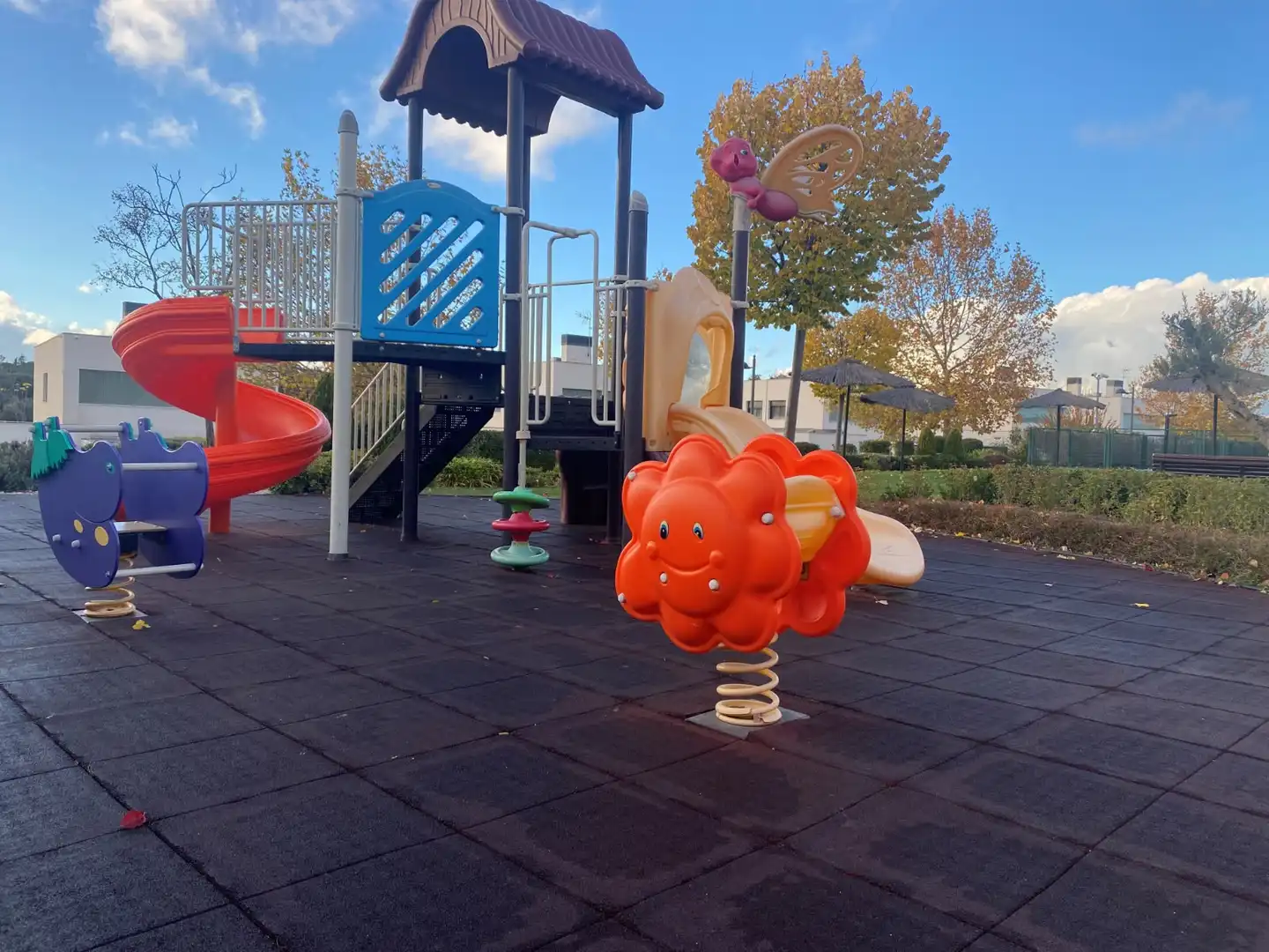 Aparcament de Casa adosada en venda en Boadilla del Monte amb Calefacció, Jardí privat i Terrassa