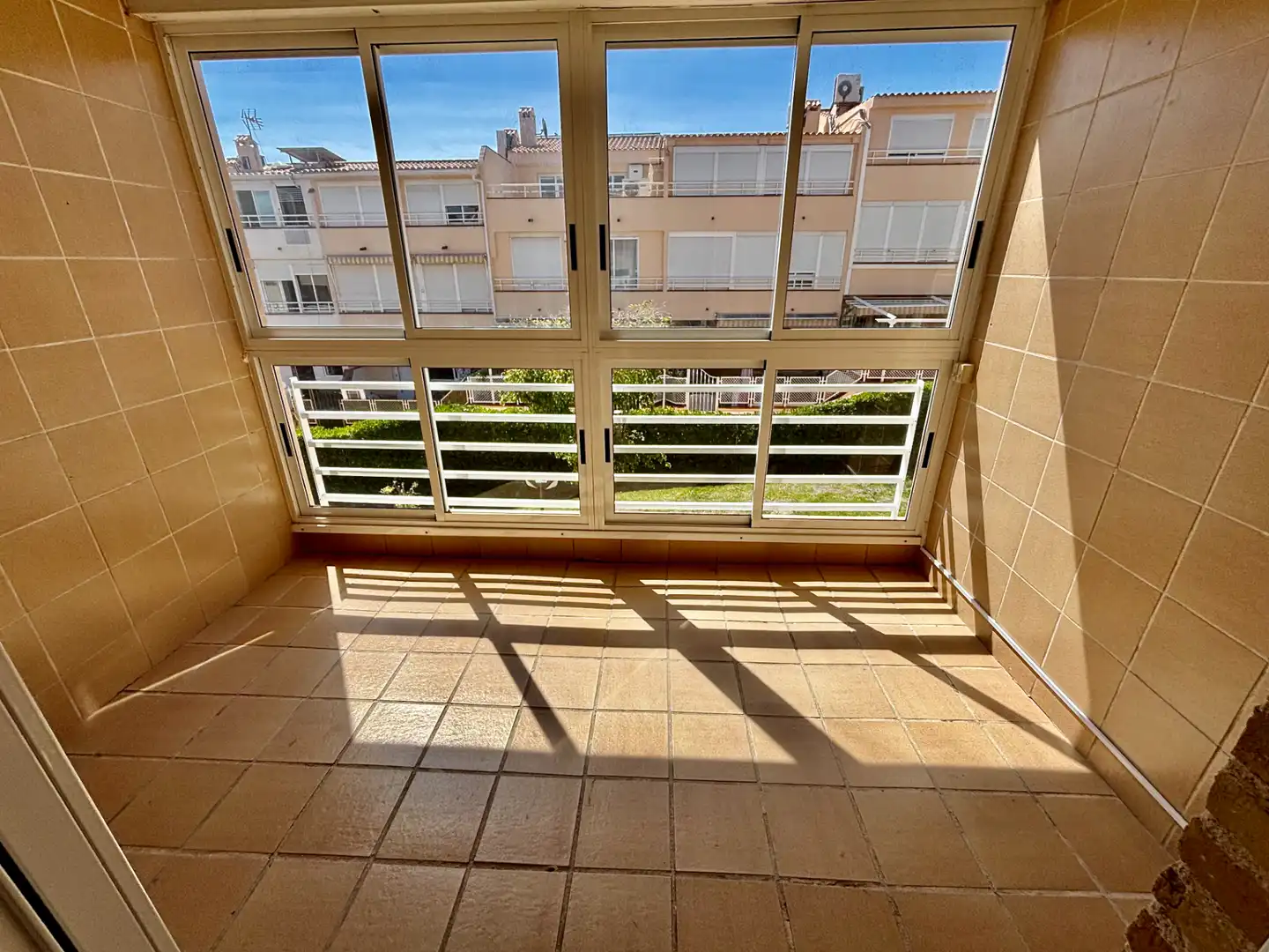 Außenansicht von Einfamilien-Reihenhaus zum Verkauf in Alicante / Alacant mit Klimaanlage, Privatgarten und Terrasse