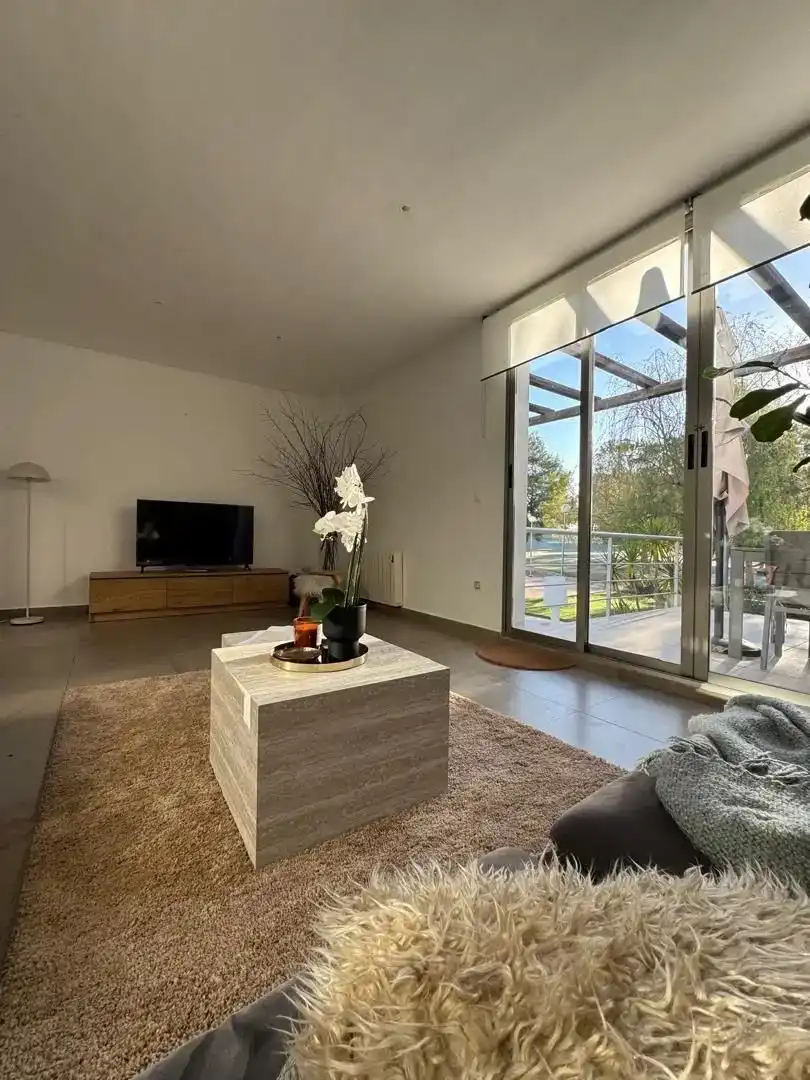 Sala d'estar de Pis de lloguer en Chiva amb Aire condicionat, Jardí privat i Parquet