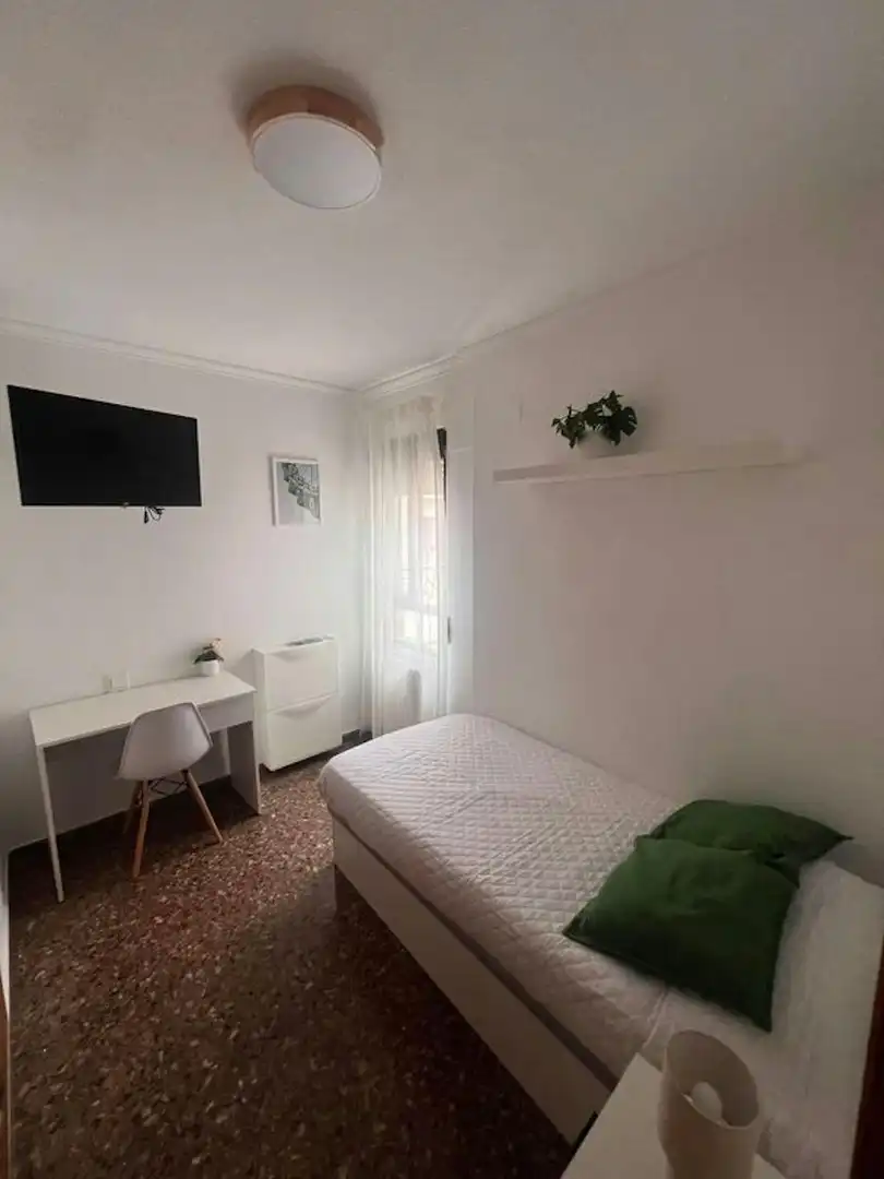 Bedroom of Flat for share in Valencia  with Heating, Washing machine and TV