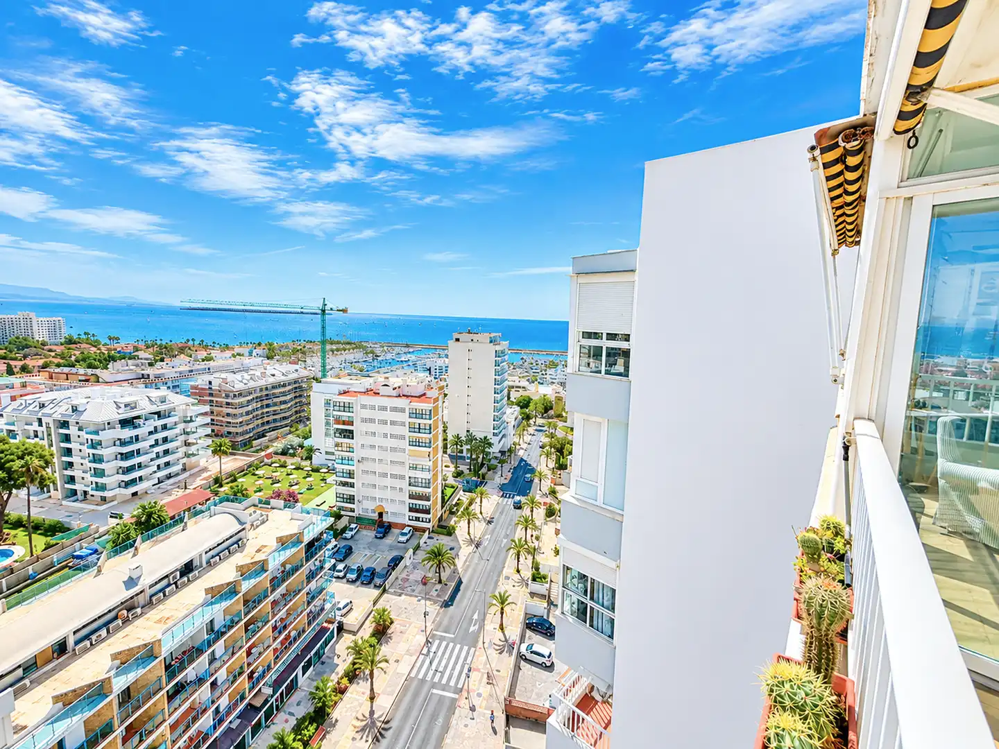 Apartment with terrace for sale in Puerto Marina