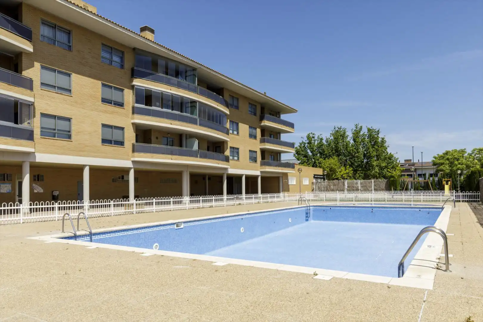 Piscina de Piso en venta en Zaragoza con Terraza, Trastero y Piscina