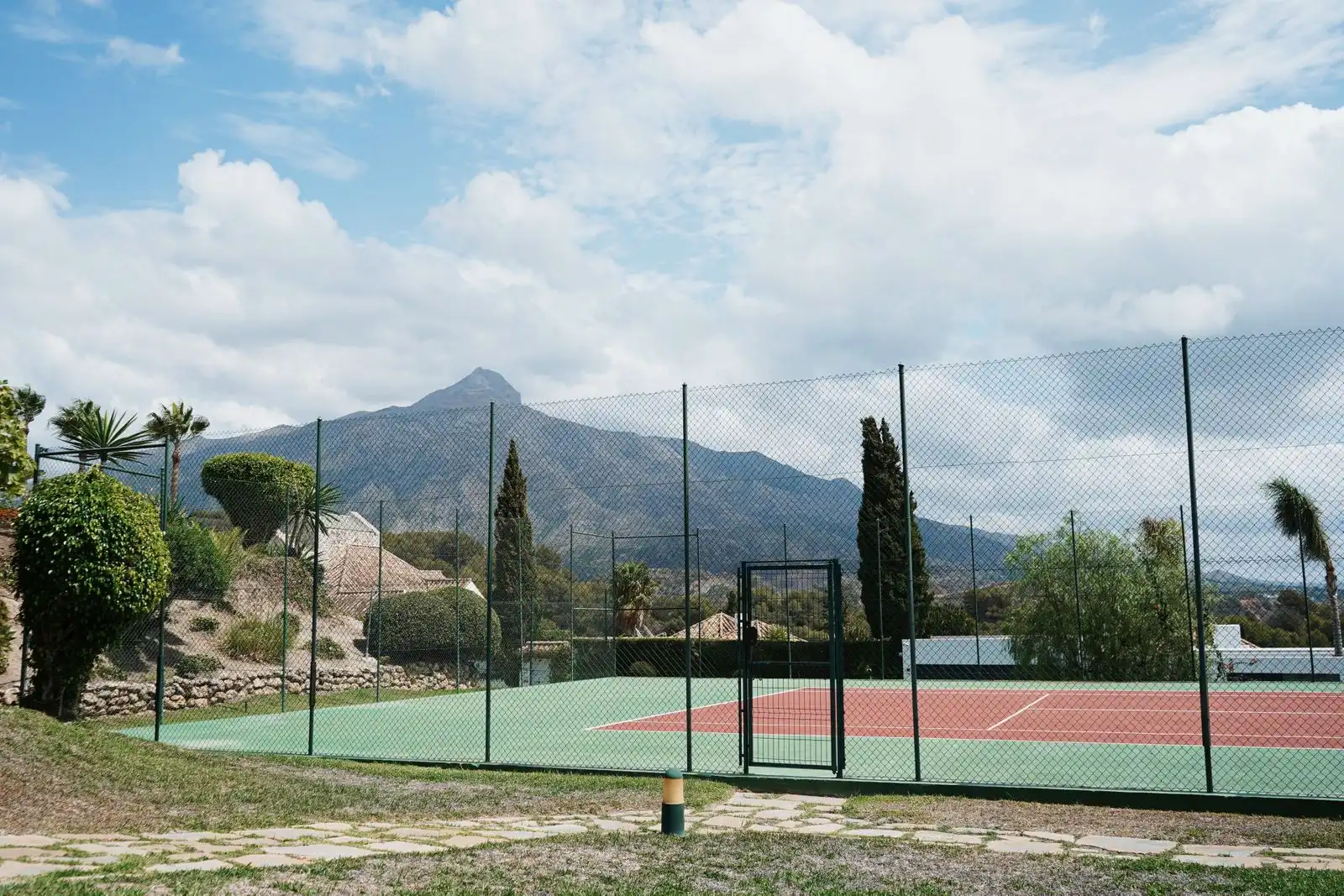 Vista exterior de Casa adosada en venta en Marbella con Terraza, Amueblado y Piscina comunitaria