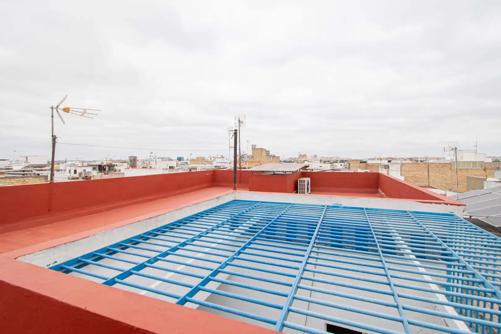Piscina de Casa adosada en venta en Sevilla con Aire acondicionado y Balcón