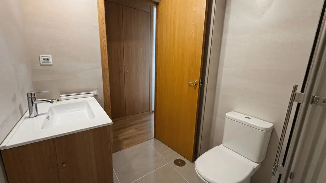 Bathroom of Flat for rent in Madrid  with Air Conditioner, Heating and Private garden