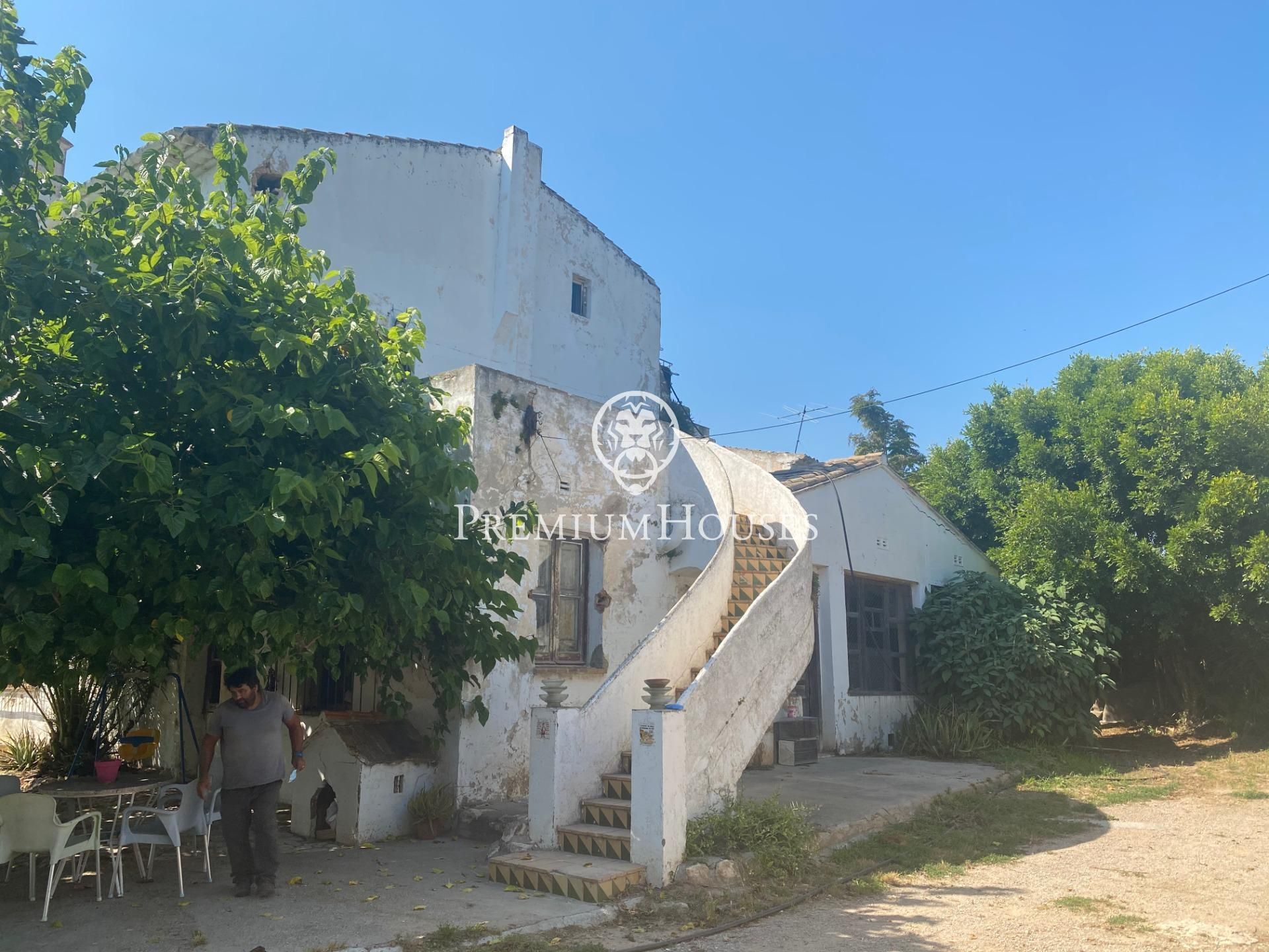 Exterior view of Country house for sale in Vilanova i la Geltrú