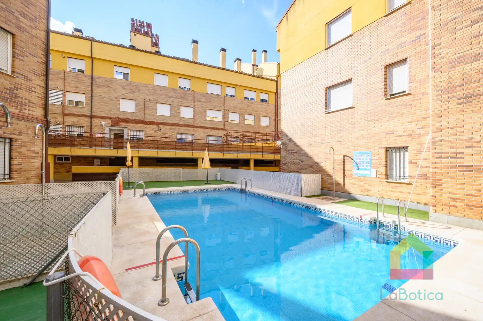 Piscina de Apartament en venda en Toledo amb Aire condicionat, Moblat i Piscina comunitària