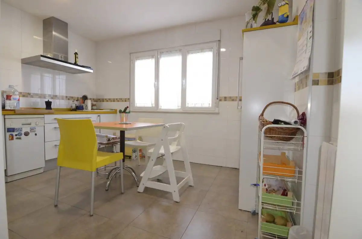 Cocina de Casa adosada en venta en Doñinos de Salamanca con Calefacción, Parquet y Terraza