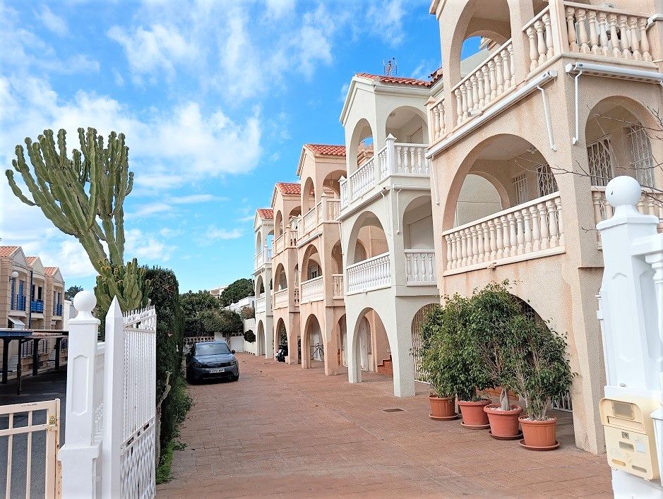 Vista exterior de Casa o xalet de lloguer en Santa Pola amb Calefacció, Terrassa i Moblat
