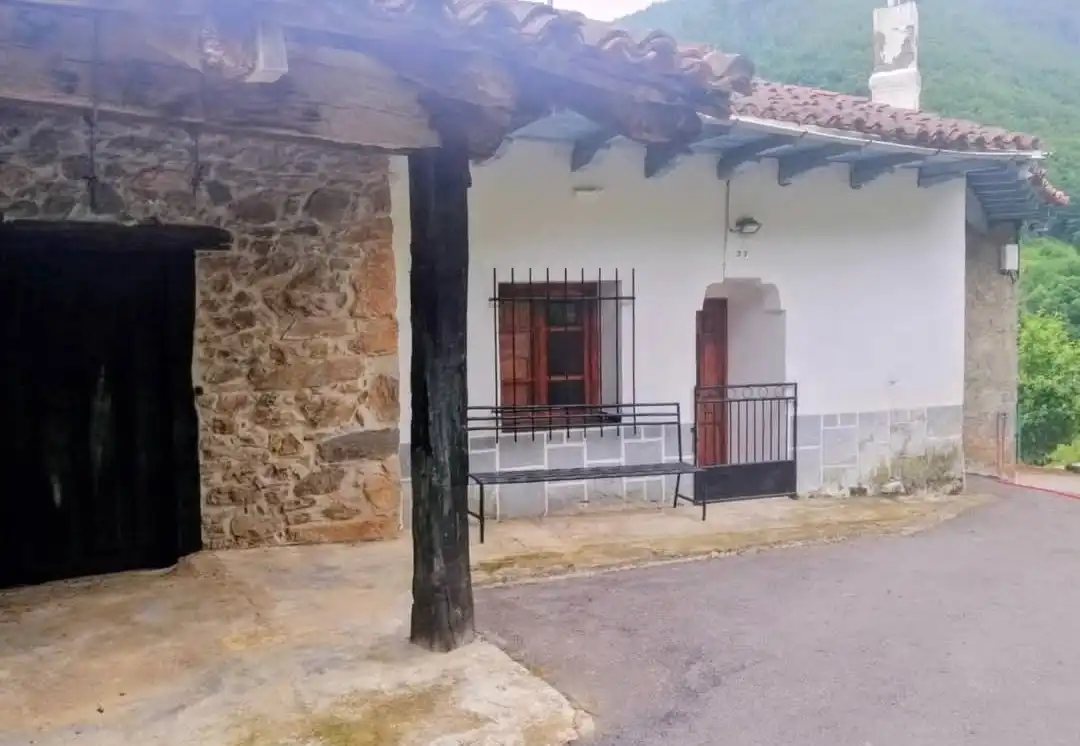 Vista exterior de Casa o xalet en venda en Vega de Liébana amb Jardí privat, Moblat i Balcó