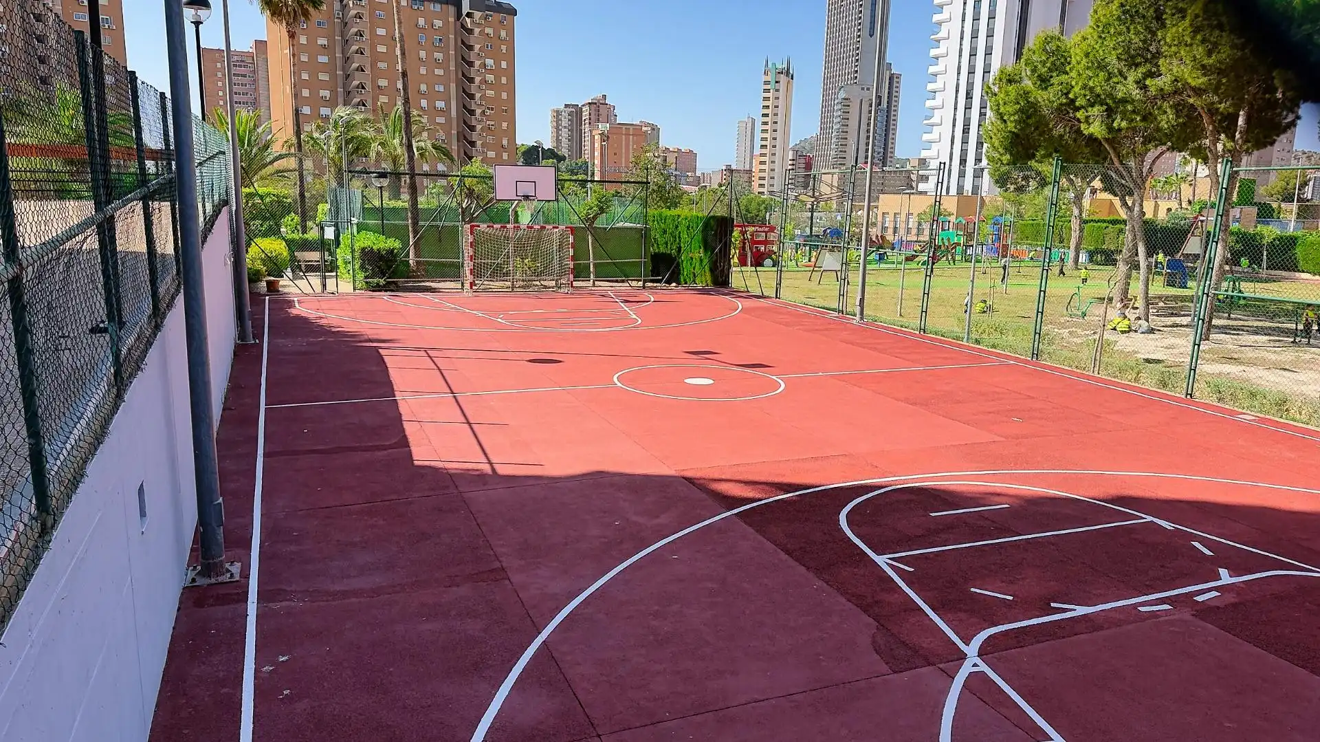 Vista exterior de Pis en venda en Benidorm amb Aire condicionat, Jardí privat i Terrassa