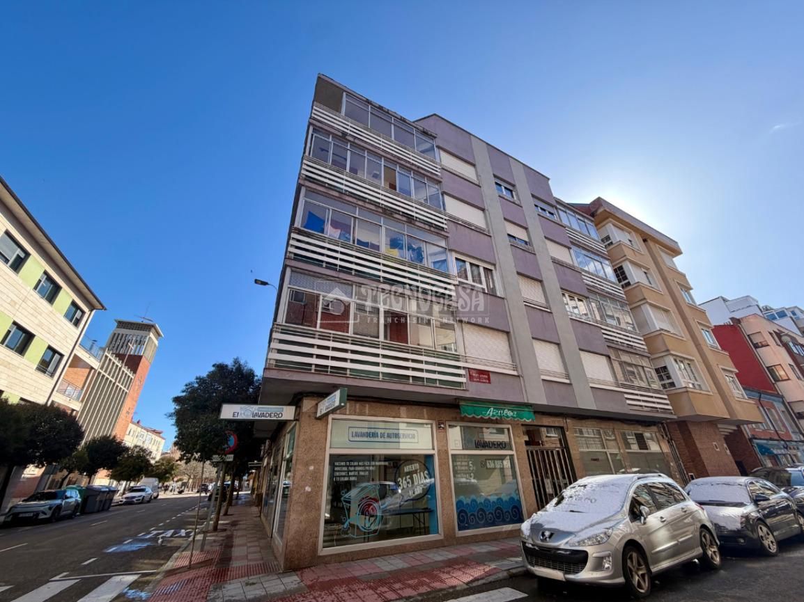 Exterior view of Flat for sale in León Capital   with Terrace and Storage room
