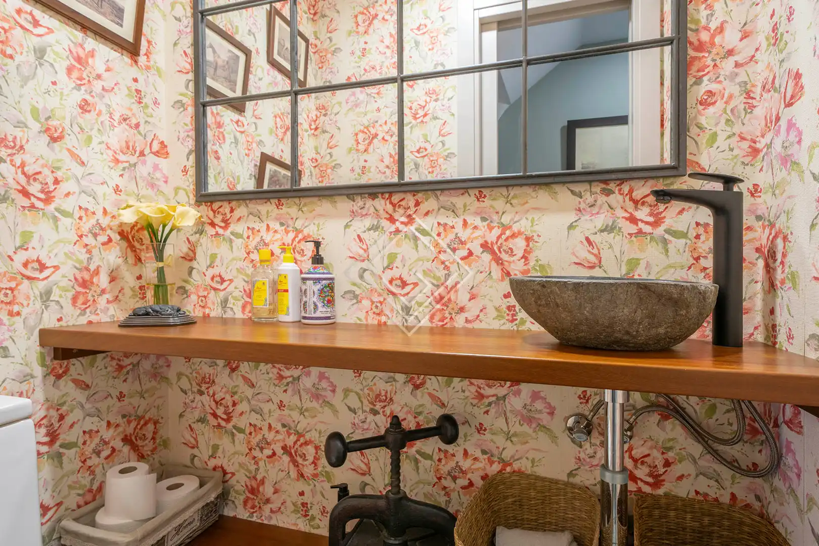 Badezimmer von Einfamilien-Reihenhaus zum Verkauf in Madrid mit Klimaanlage, Heizung und Privatgarten