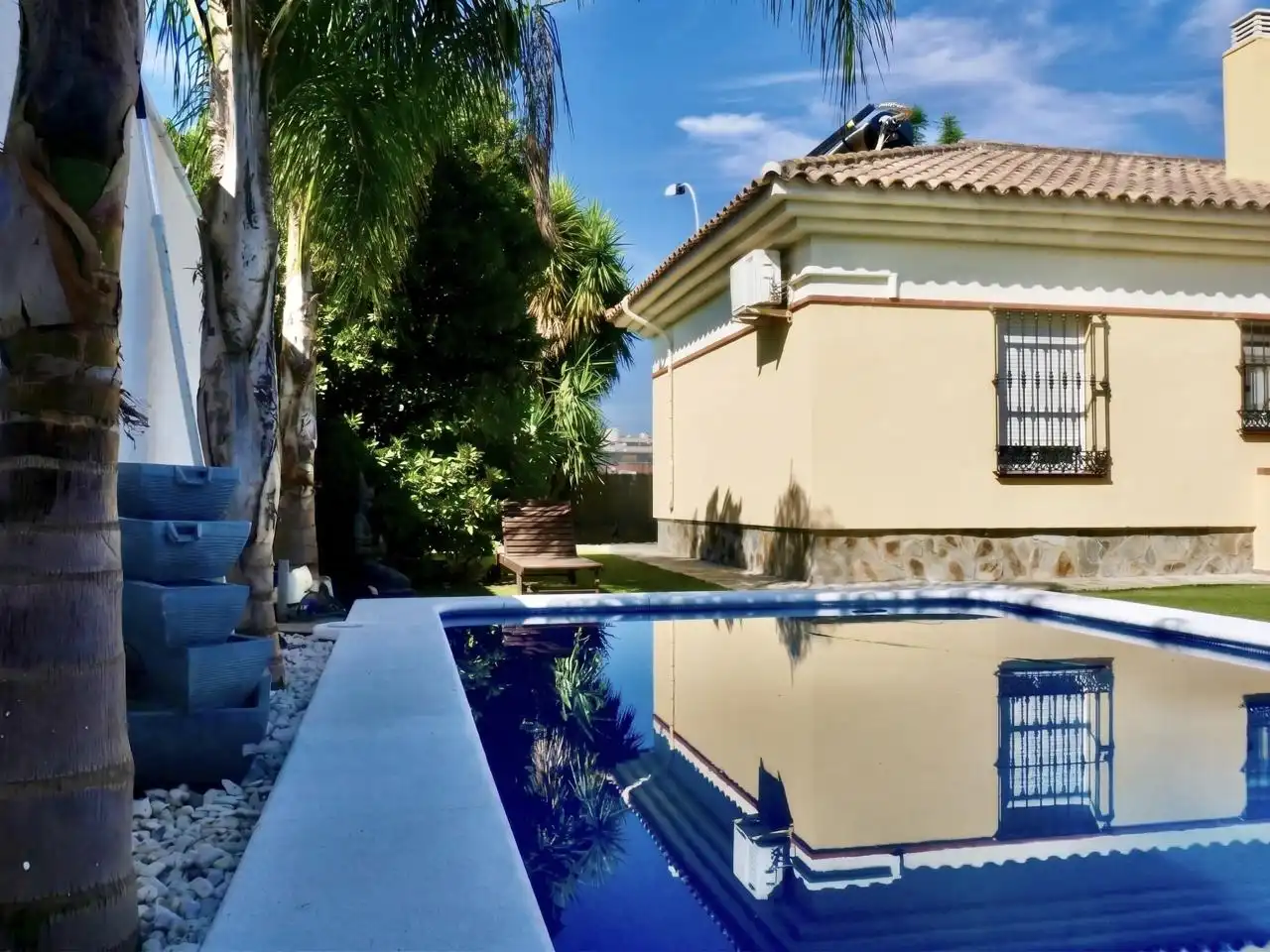 Piscina de Casa o xalet en venda en Montequinto amb Aire condicionat, Jardí privat i Terrassa