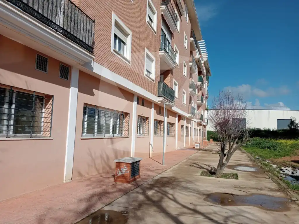 Vista exterior de Local de lloguer en Badajoz amb Aire condicionat