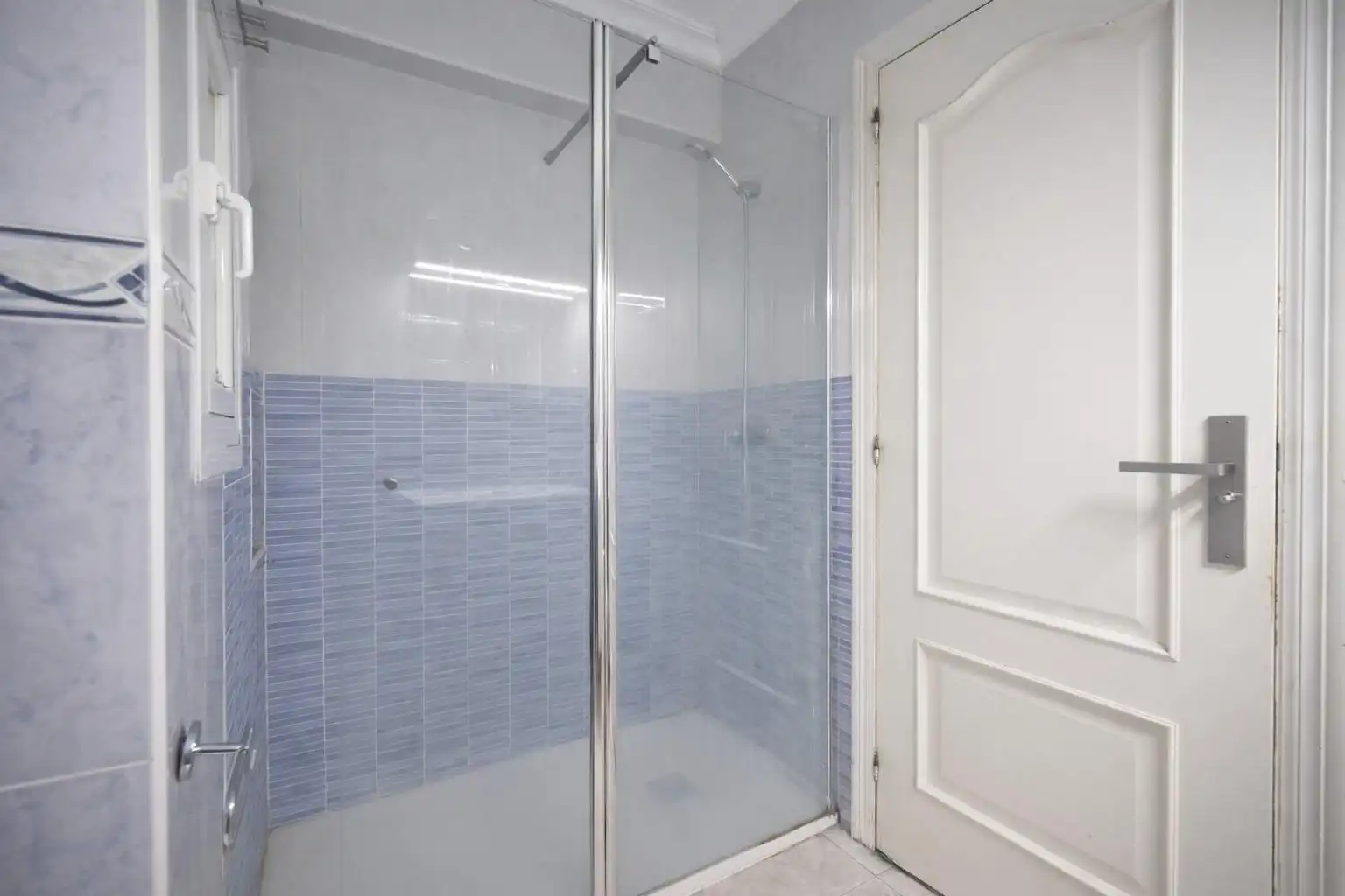 Badezimmer von Wohnungen zum Verkauf in  Palma de Mallorca mit Klimaanlage, Privatgarten und Parkett