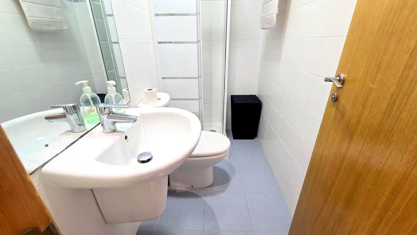 Baño de Apartamento de alquiler en Gandia con Aire acondicionado, Calefacción y Terraza