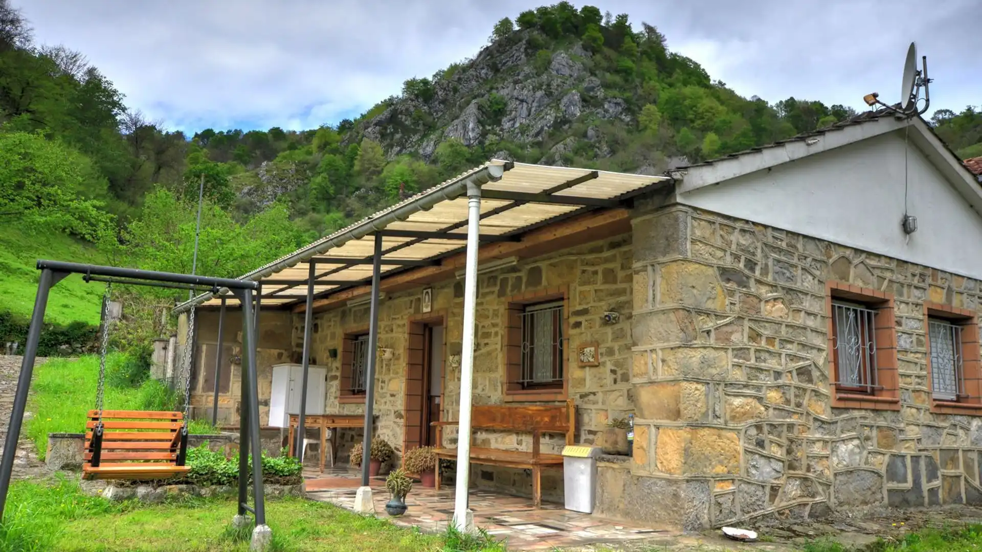 Vista exterior de Casa o xalet en venda en Piloña amb Calefacció, Terrassa i Traster