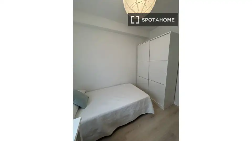Dormitori de Pis per a compartir en Segovia amb Aire condicionat, Calefacció i Moblat