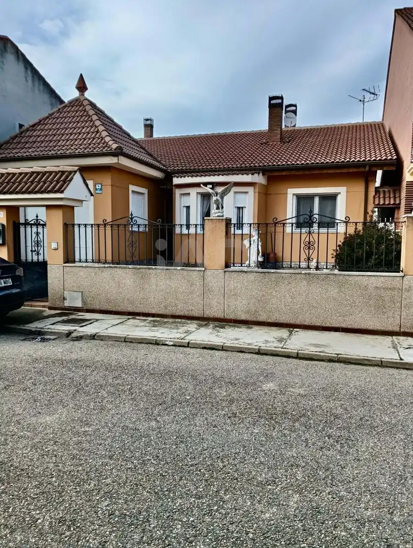 Vista exterior de Casa o chalet en venta en Soto de la Vega con Calefacción y Terraza