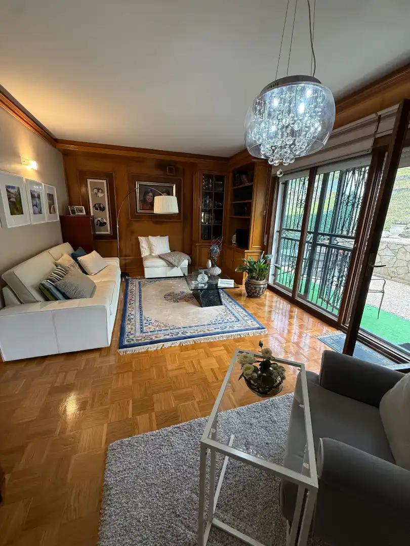 Sala de estar de Casa adosada en venta en Grado con Calefacción, Jardín privado y Parquet
