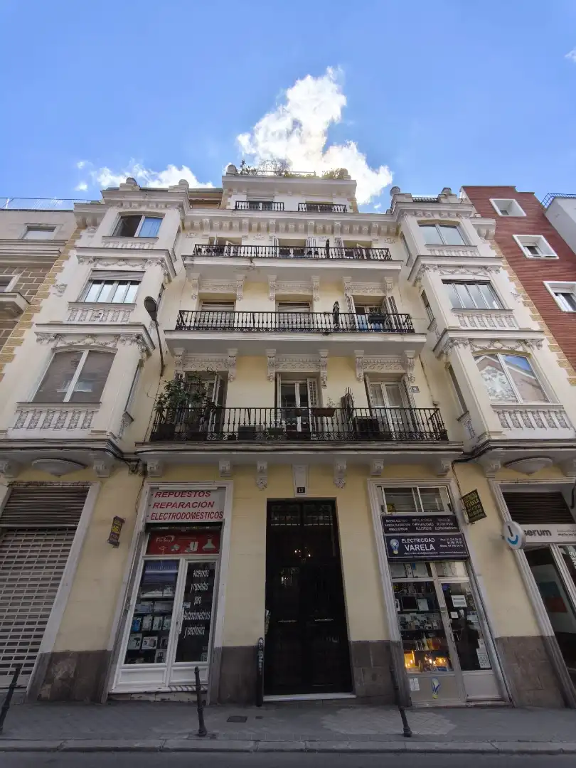 Vista exterior de Piso en venta en Madrid con Balcón y Alarma