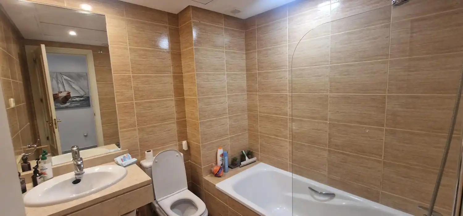 Badezimmer von Wohnungen zur Miete in Marbella mit Klimaanlage, Heizung und Terrasse