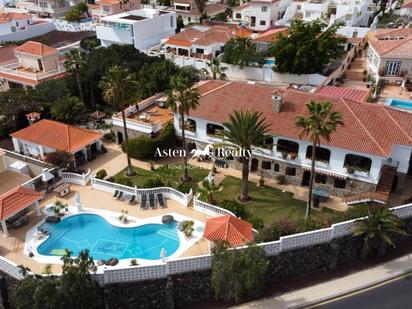 Vista exterior de Casa o xalet en venda en Adeje amb Aire condicionat, Terrassa i Piscina