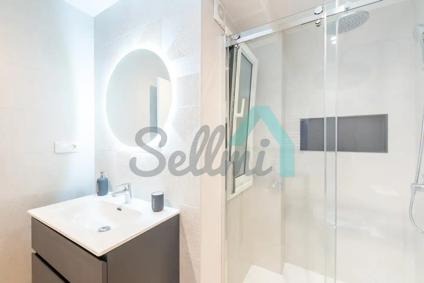 Bathroom of Flat for rent in Oviedo   with Heating, Terrace and Furnished