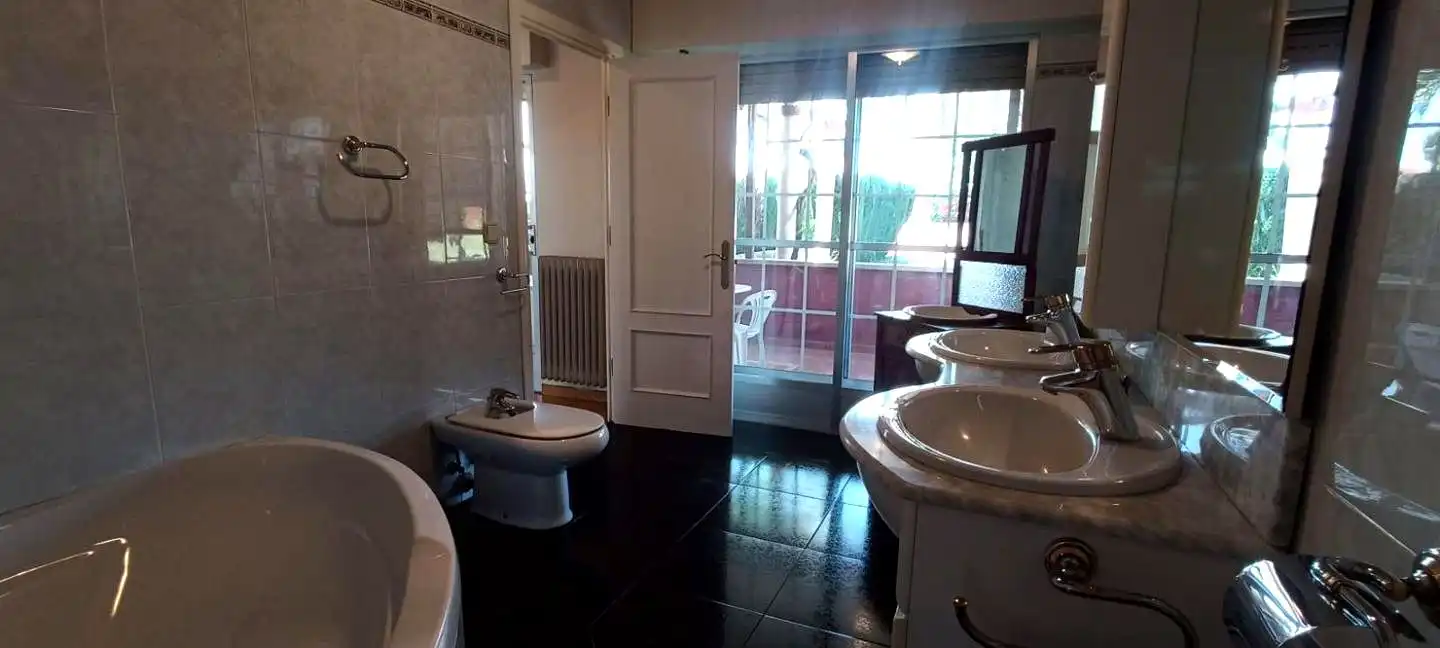 Baño de Casa o chalet en venta en Villamediana de Iregua con Aire acondicionado, Calefacción y Jardín privado