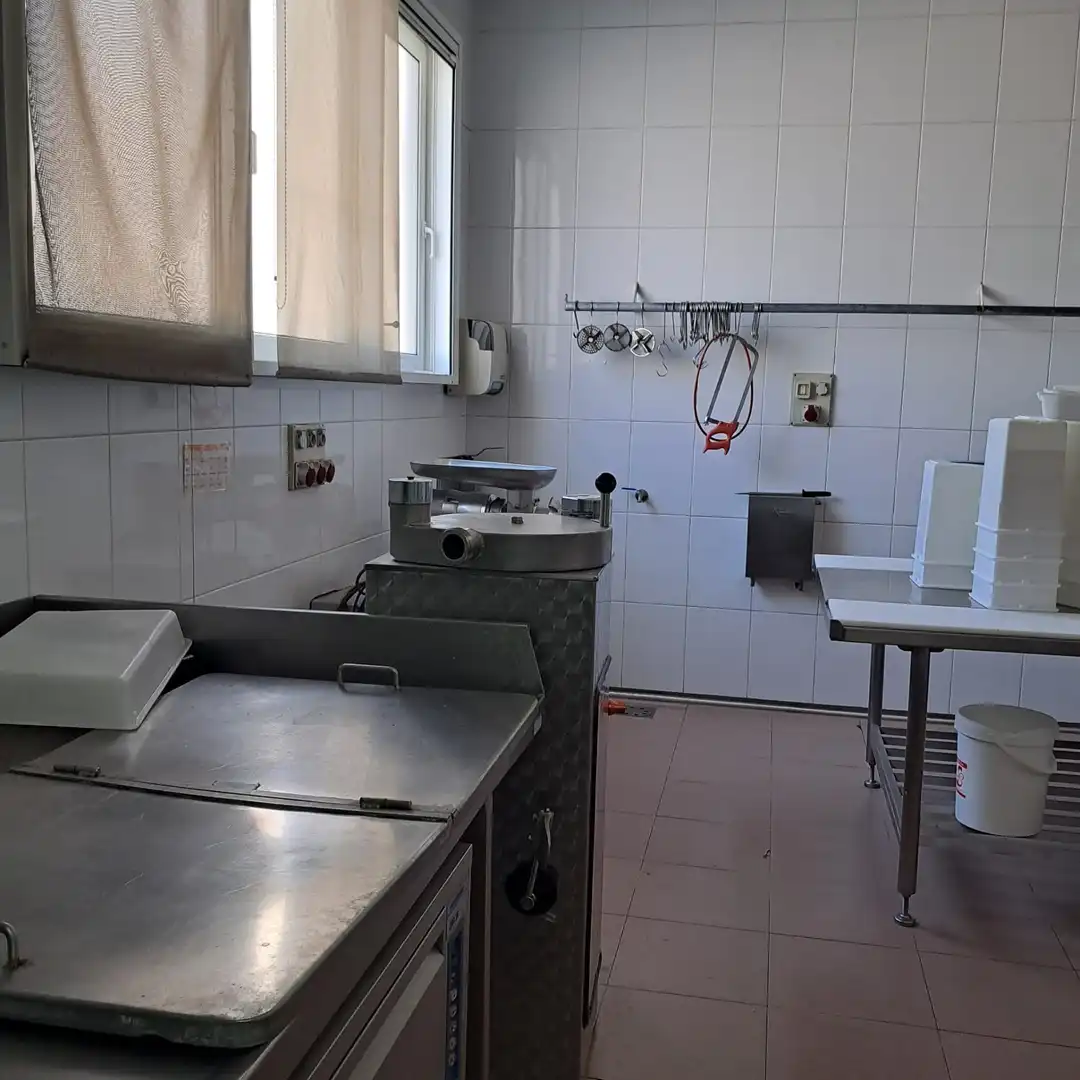 Cuina de Local en venda en Sant Joan Les Fonts amb Aire condicionat, Calefacció i Alarma