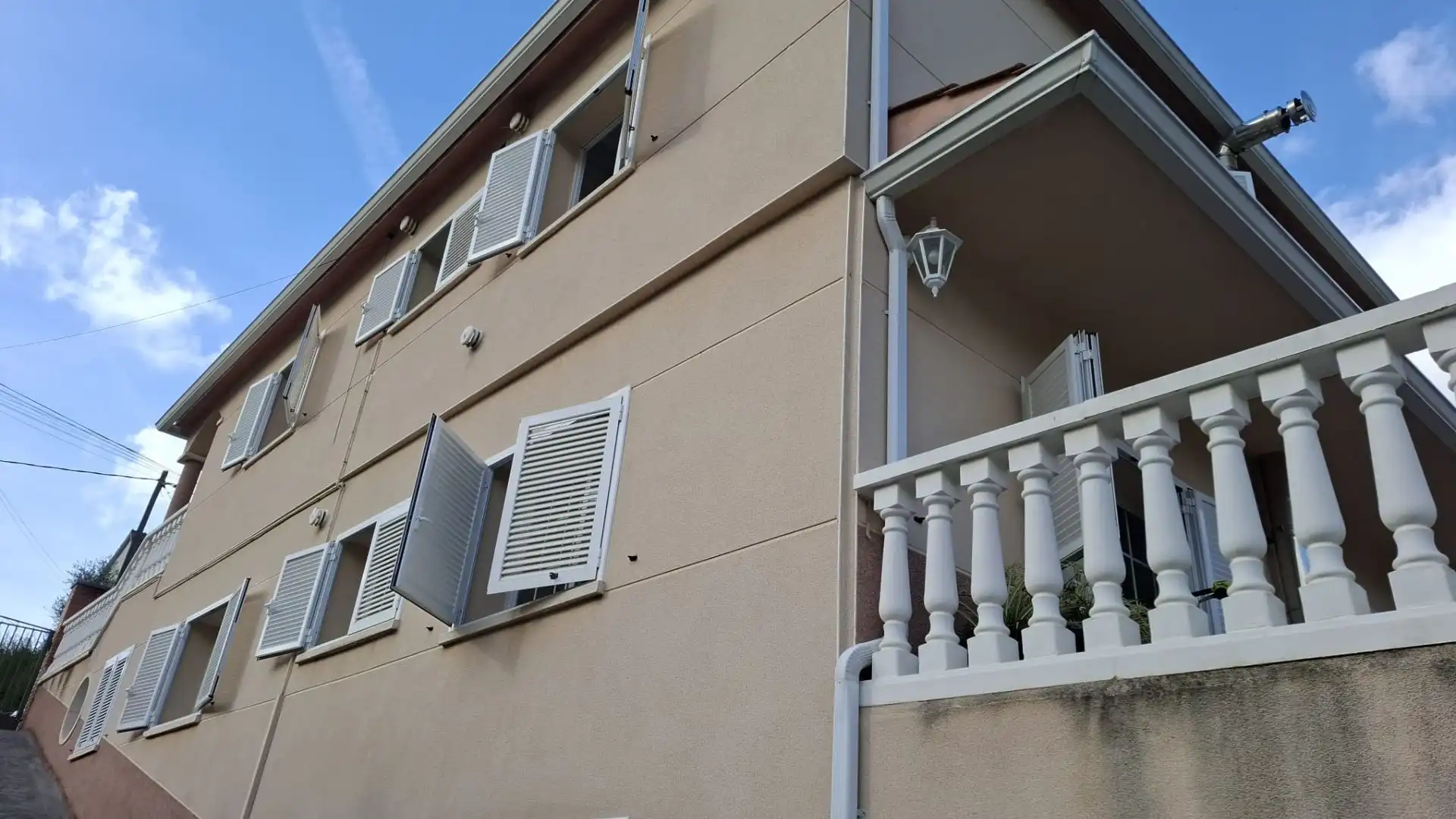 Vista exterior de Casa o xalet en venda en Cervelló amb Calefacció, Terrassa i Piscina