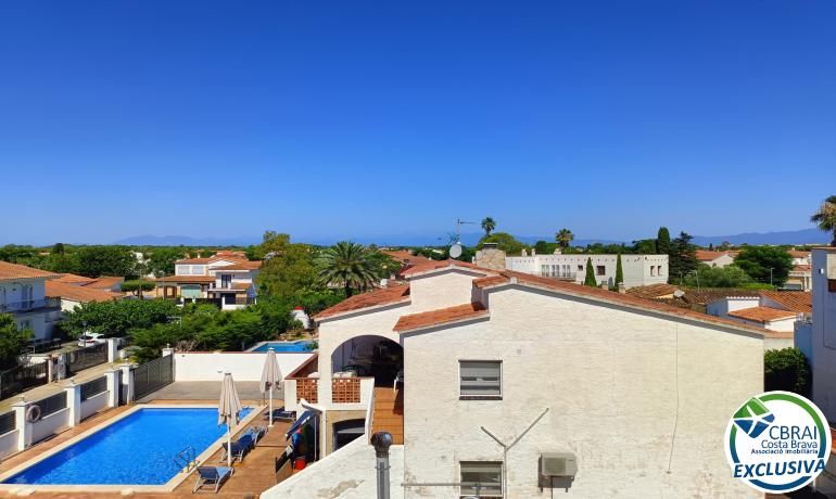 Vista exterior de Estudi en venda en Empuriabrava amb Calefacció i Moblat