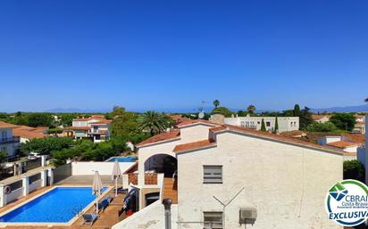 Vista exterior de Estudi en venda en Empuriabrava amb Calefacció i Moblat