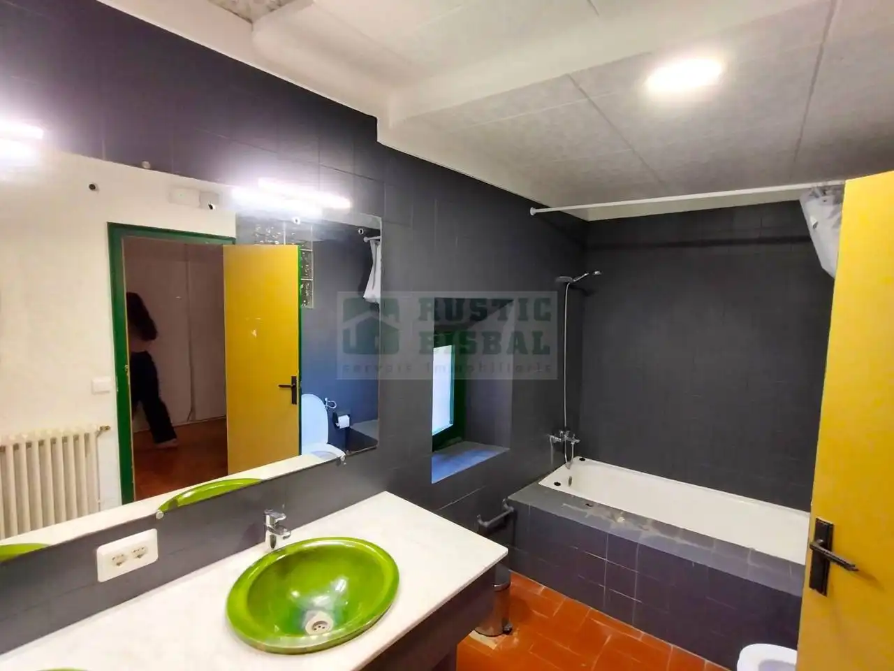Bathroom of Country homes for rent in Vilanant  with Air Conditioner, Heating and Private garden