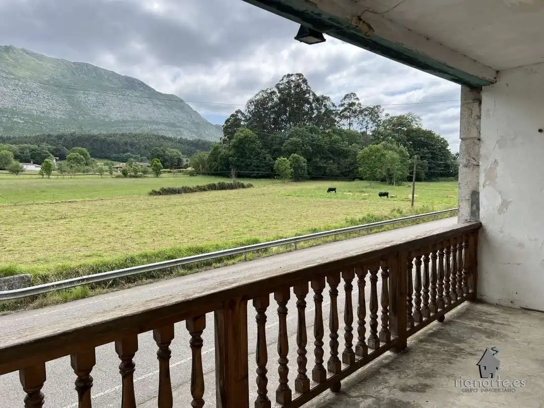Vista exterior de Casa adosada en venda en Ribadesella amb Jardí privat