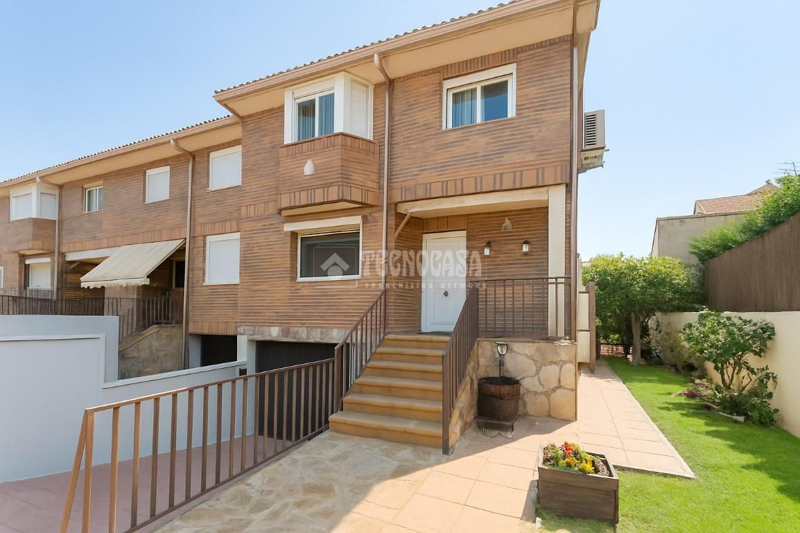 Exterior view of Single-family semi-detached for sale in Navalcarnero