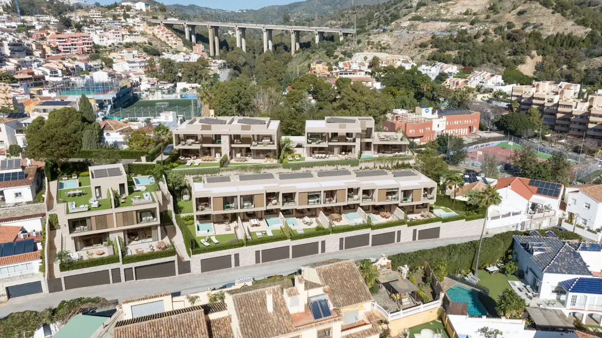 Vista exterior de Casa adosada en venda en Málaga amb Aire condicionat, Jardí privat i Terrassa