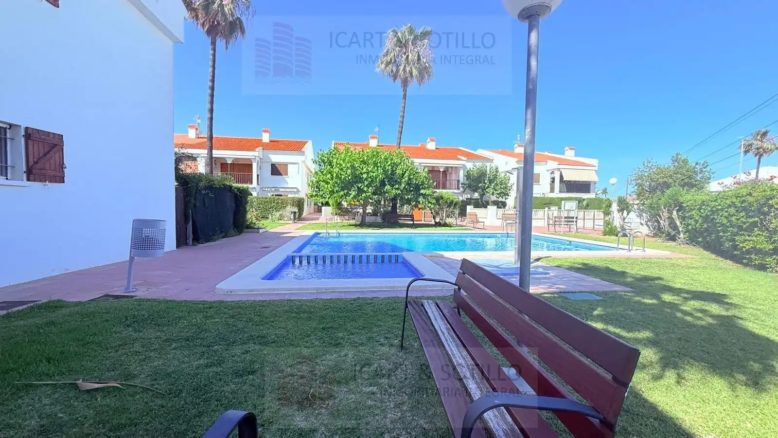 Vista exterior de Pis en venda en Vinaròs amb Jardí privat, Terrassa i Moblat