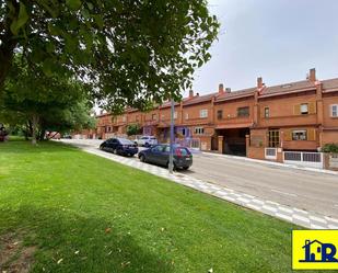 Vista exterior de Casa adosada de lloguer en Cuenca Capital amb Calefacció, Jardí privat i Terrassa