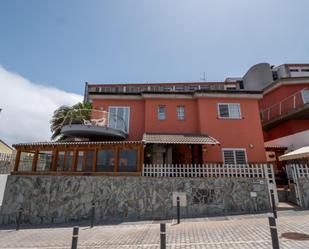 Vista exterior de Casa o xalet en venda en Santa María de Guía de Gran Canaria amb Aire condicionat, Terrassa i Piscina