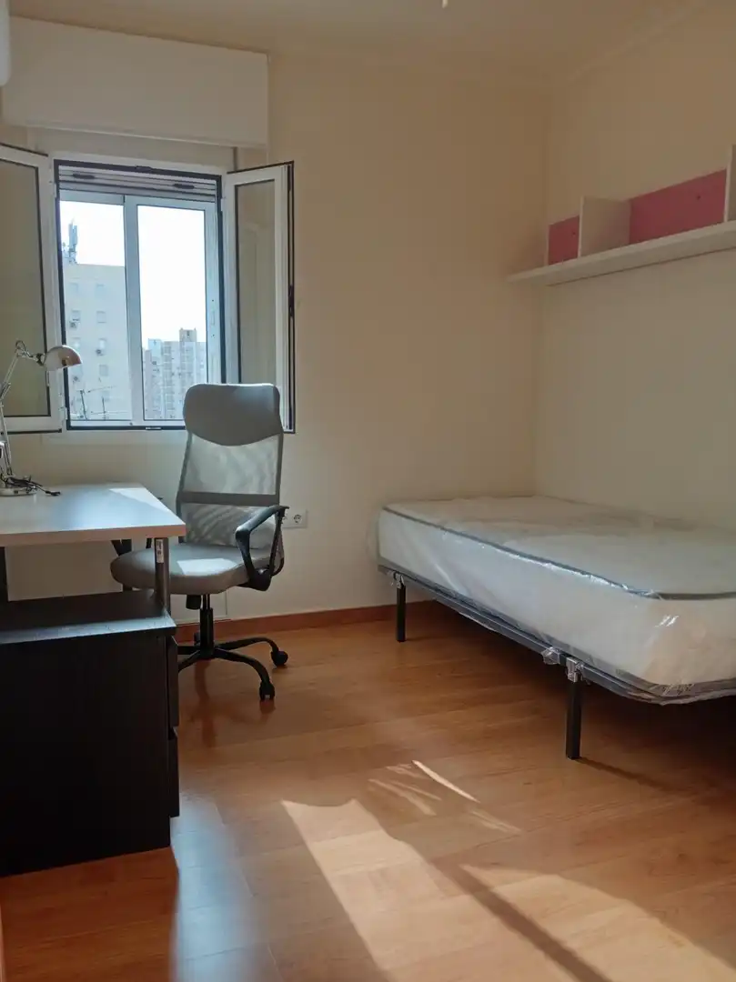 Schlafzimmer von Wohnung zur Miete in Sevilla mit Klimaanlage, Terrasse und Möbliert