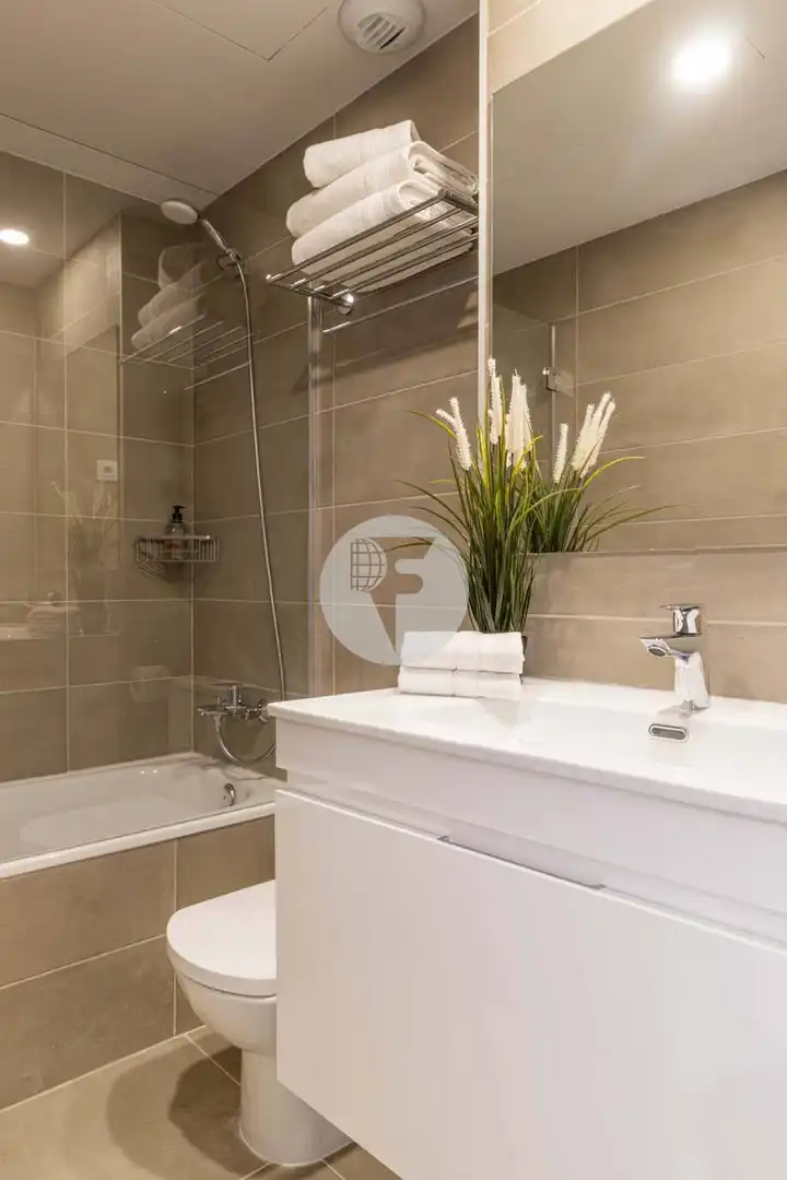 Baño de Piso de alquiler en L'Hospitalet de Llobregat con Aire acondicionado, Calefacción y Terraza