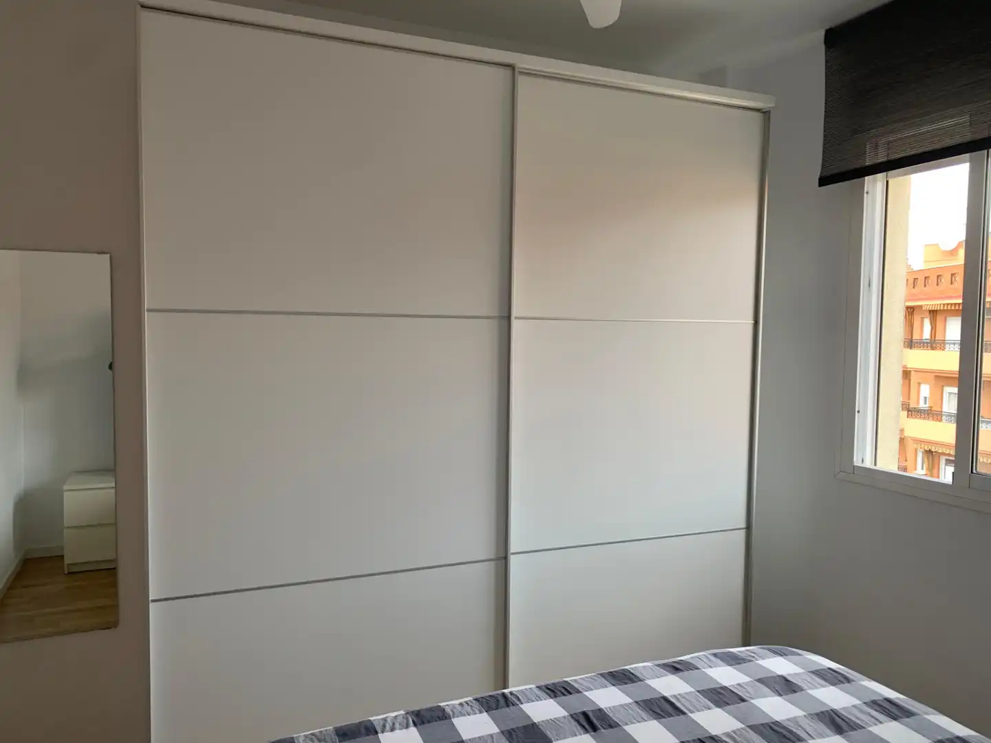 Dormitori de Pis de lloguer en Dos Hermanas amb Aire condicionat, Piscina i Moblat