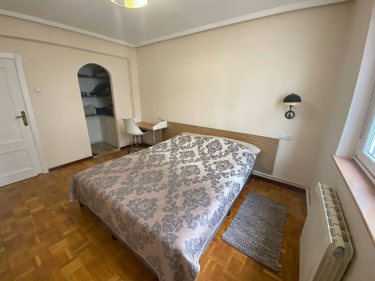 Dormitori de Pis en venda en Oviedo  amb Calefacció, Parquet i Moblat