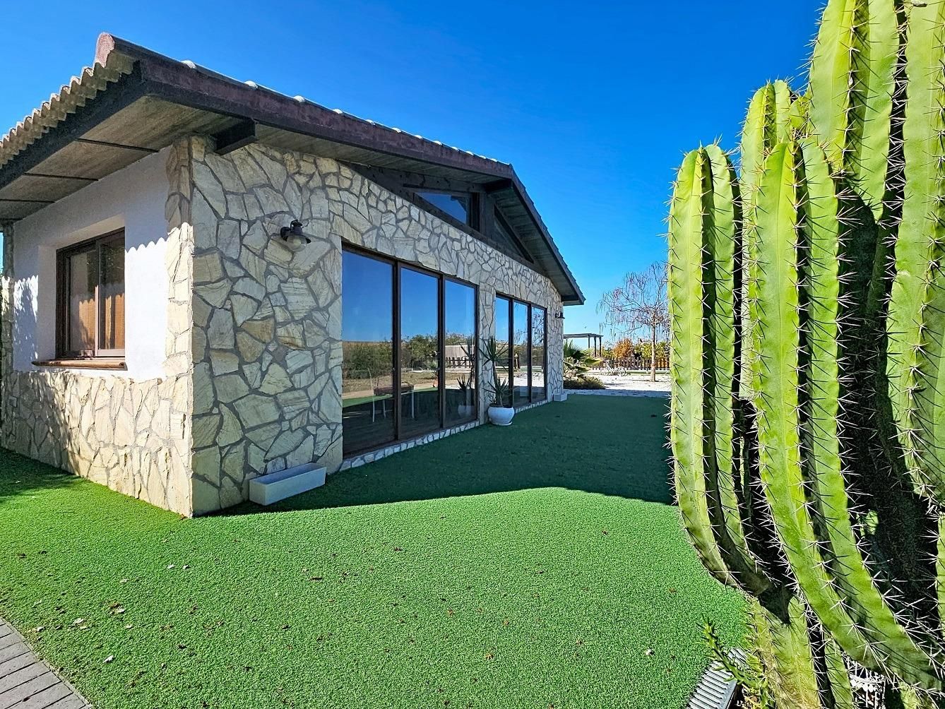 Exterior view of House or chalet for sale in La Carlota  with Air Conditioner, Private garden and Terrace